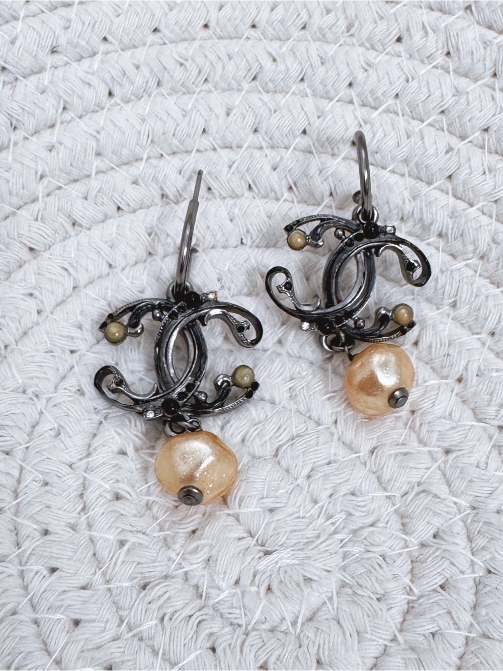 Chanel vintage gunmetal-toned earrings with CC logo and pearl drops - Picture 3 of 8